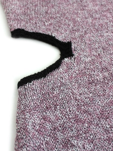 Gestricktes Top mit Karree-Ausschnitt in Rosa-Weiß meliert mit schwarzen Details