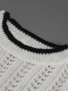 Top bianco in maglia a maniche corte con scollo a contrasto nero e dettagli traforati