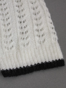 Top in maglia bianca traforata da donna con motivo a rombi e bordo nero a contrasto