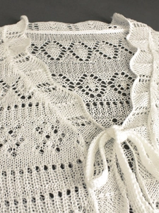 Gilet de plage blanc en maille crochetée ajourée avec fermeture à lacets devant