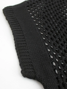 Robe de plage noire en maille à col en V avec une texture crochetée ajourée détaillée