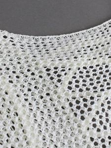 Detailaufnahme der weißen hohlgestrickten Netzstruktur und des Rundhalsausschnitts für Damen