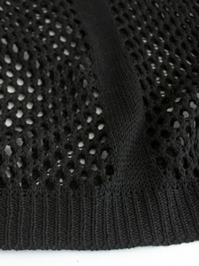 Détail macro du tissu en maille noire avec bord côtelé pour robe de plage d'été