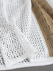 Robe en tricot crocheté à col en V blanc et beige avec texture ajourée pour l'été
