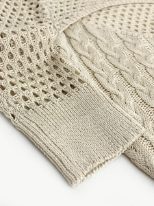 Maglione in maglia beige da donna con trecce, dettagli traforati e polsini a costine