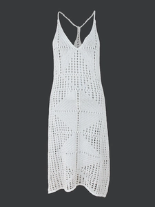 Robe de plage blanche au crochet avec col en V profond et motifs ajourés élégants