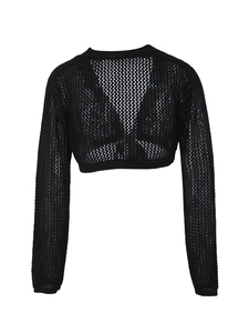 Λεπτομέρεια μαύρου πλεκτού crop top με μακριά μανίκια και δίχτυ ύφανση