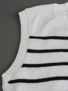Gilet en maille pour femme avec col rond et rayures horizontales blanches et noires classiques