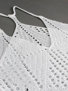 Débardeur chic en maille crochet blanc avec motifs ajourés délicats et fines bretelles