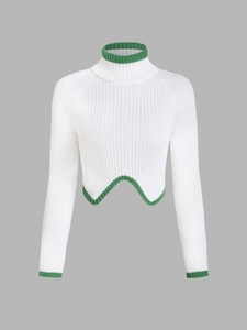 Pull blanc à col montant en maille côtelée avec bordure verte et ourlet asymétrique en V