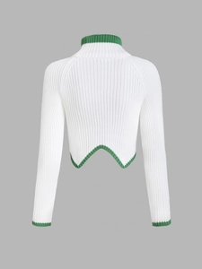 Pull blanc à col roulé côtelé avec bordure verte et ourlet court moderne en forme de V