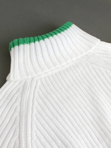 Pull blanc en maille torsadée à col montant avec liseré vert et texture côtelée douce