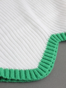 Pull blanc en maille côtelée à col montant avec bordure verte contrastée pour l'automne