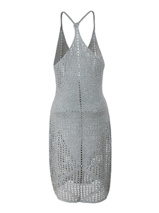Détail de la robe en tricot gris évidée avec motifs au crochet et fines bretelles