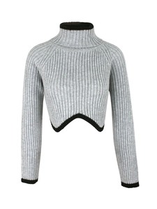 Détails du pull court gris à col roulé avec bordures noires et texture maille épaisse