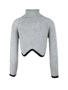 Détail d'un pull gris à col montant avec bordure noire et ourlet arrière fendu moderne