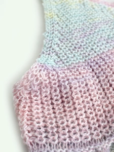 Haut court de plage en crochet pour femme avec dégradés rose, bleu et jaune macaron