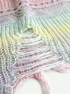 Gilet de plage en maille arc-en-ciel avec crochet ajouré et détails de franges doux