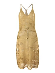 Détail de robe longue au crochet avec motifs ajourés champagne et fines bretelles en Y