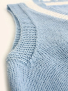 Pull sans manches femme bleu clair en tricot doux avec rayures blanches au col