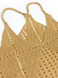 Détail de la texture en maille et motif crochet géométrique sur une robe d'été