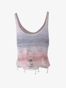 Détail du débardeur de plage en maille avec dégradé violet et ourlet effet déchiré
