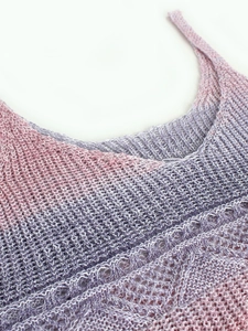 Détail du col rond et du tricot au crochet rose dégradé sur ce débardeur de plage