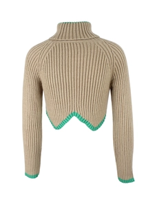 Vue détaillée du pull col roulé kaki avec bordures contrastées vertes élégantes