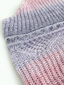 Gros plan sur la maille crochetée avec dégradé rose et violet sur ce débardeur de plage