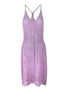 Détail d'une robe en crochet lilas avec motifs géométriques ajourés et décolleté en V profond