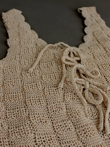Gilet in maglia beige all'uncinetto senza maniche con lacci frontali e bordi a onde