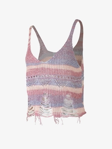 Détail d'un débardeur de plage en tricot à rayures roses et texture ajourée vieillie