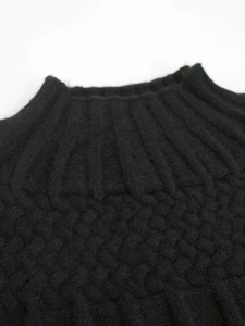 Eleganter schwarzer Langarmpullover mit Spitzenärmeln und strukturiertem Strickmuster