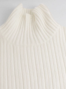 Elegante maglione bianco in maglia a coste con un raffinato collo alto da donna