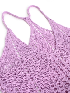 Détail d'un caraco en maille lavande avec motifs au crochet ajourés et décolleté en V