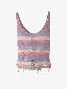Détail d'un crop top rayé en maille avec motifs ajourés et ourlet effiloché style bohème