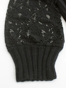 Elegantes Damenoberteil in Schwarz mit floralen Ärmeln aus Spitze und Rippstrickbündchen
