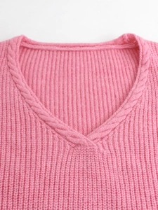 Rosa Strickpullover mit V-Ausschnitt, Zopfmuster am Kragen und Rippenstruktur