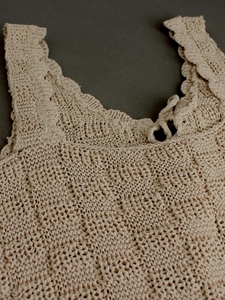 Top in maglia beige all'uncinetto con scollo a V e spalline con delicati bordi a pizzo