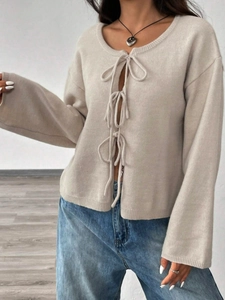 Gilet en maille beige avec fermeture à rubans et manches évasées pour un look décontracté