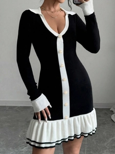 Robe en maille contrastée avec col à revers, boutons perles et ourlet plissé élégant