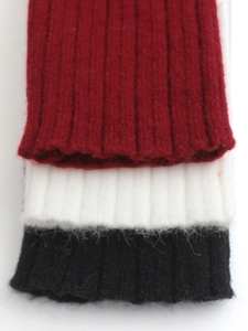Set di tre scaldamuscoli in maglia bordeaux, bianco e nero con trama a coste spessa
