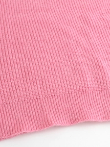 Details des Saums am rosa Rippstrickpullover mit feiner Textur und hoher Elastizität