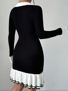 Robe en maille ajustée à manches longues avec col contrasté blanc et détails volantés