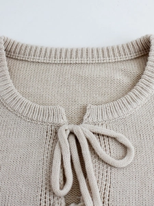 Pull en maille beige avec encolure ronde côtelée et détail de cordon de serrage