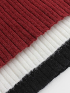 Dettaglio della trama a costine nei colori bordeaux, bianco e nero per maglioni a maniche lunghe
