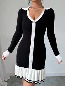 Robe pull en maille cintrée avec col polo contrasté et boutons en perles