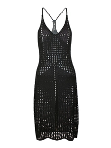 Détails de la robe longue noire en maille ajourée avec motifs géométriques variés
