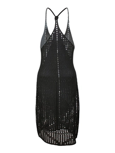 Détail de la robe noire en maille ajourée montrant la texture crochetée et le dos nageur