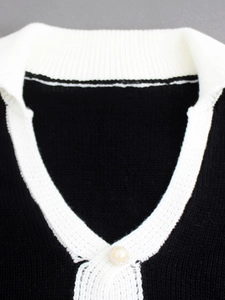 Robe pull en maille contrastée avec col à revers blanc et bouton perle sur col en V